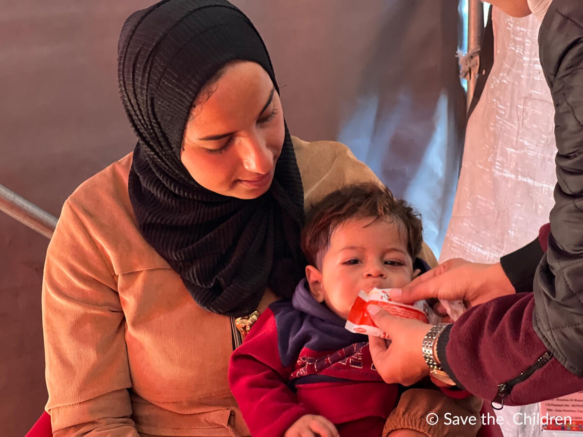 세이브더칠드런 진료소에서 영양 실조 치료를 받고 있는 1세 아동 모라드(가명)와 어머니