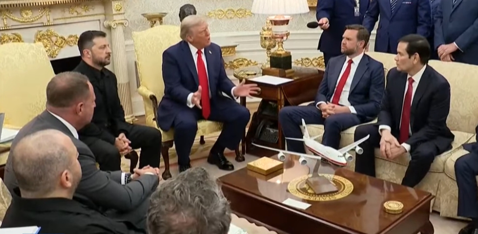 트럼프 미국 대통령이 젤렌스키 우크라이나 대통령을 만나 대화하고 있다.
