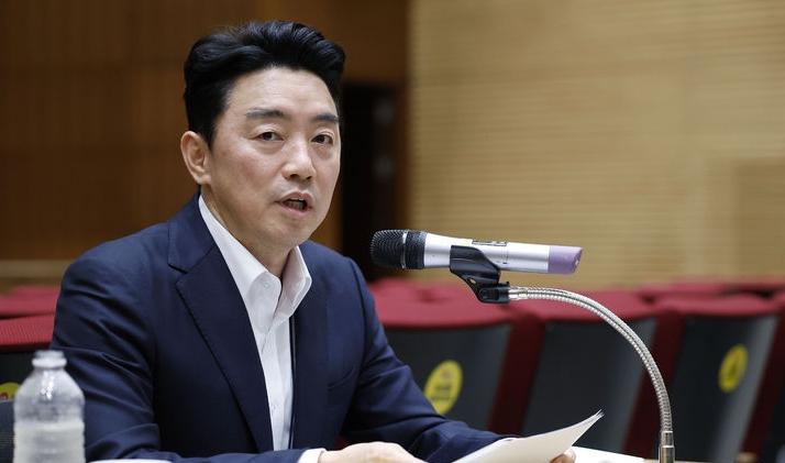 강훈식 비서실장이 19일 서울 용산 대통령실 청사에서 국정 비전과 주요 현안 관련 기자간담회 발언을 하고 있다.