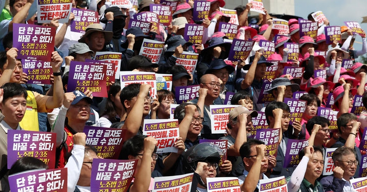 민주노총 전국건설산업노동조합연맹 조합원들이  지난 22일 오전 서울 여의도 국회 본청 앞 계단에서 열린 '단 한글자도 바꿀 수 없다' 노조법 2.3조 개정안 통과 촉구 기자회견에서 구호를 외치던 모습. ⓒ뉴시스