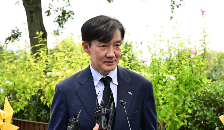 25일 오전 조국 전 조국혁신당 대표가 경남 김해시 봉화마을 고 노무현 전 대통령 묘역을 찾아 참배한 후 언론 질문에 답하고 있다. ⓒ뉴시스 