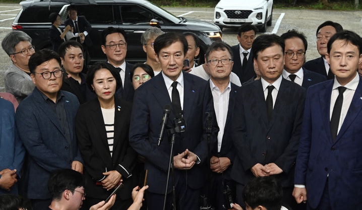 조국 조국혁신당 혁신정책연구원장이 26일 오전 광주 북구 운정동 국립5·18민주묘지와 민족민주열사묘지를 찾아 참배한 뒤 기자들과 만나 발언을 하고 있다. ⓒ뉴시스