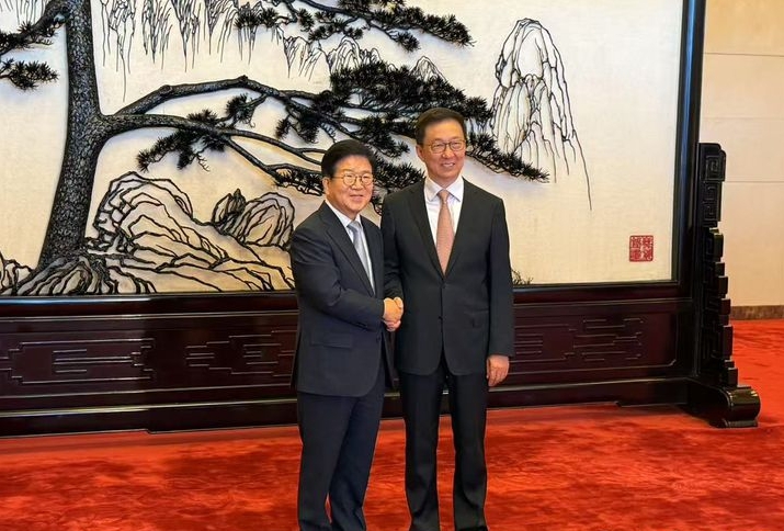 중국을 방문 중인 이재명 대통령 특사단이 26일 오전 베이징 인민대회당에서 한정 국가부주석과 면담했다. 이날 박병석 전 국회의장(왼쪽)과 한 부주석이 만나 기념촬영을 하고 있다. ⓒ뉴시스