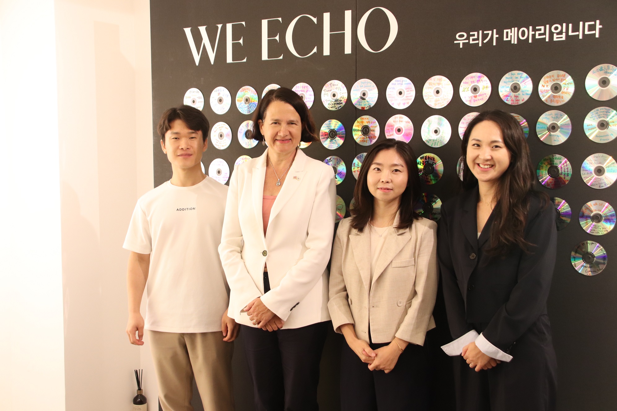 NKDB 관계자들과 기념촬영에 임한 캐서린 웨스트 영국 외교개발부 인도·태평양 담당 장관(왼쪽에서 두 번째). ⓒNKDB