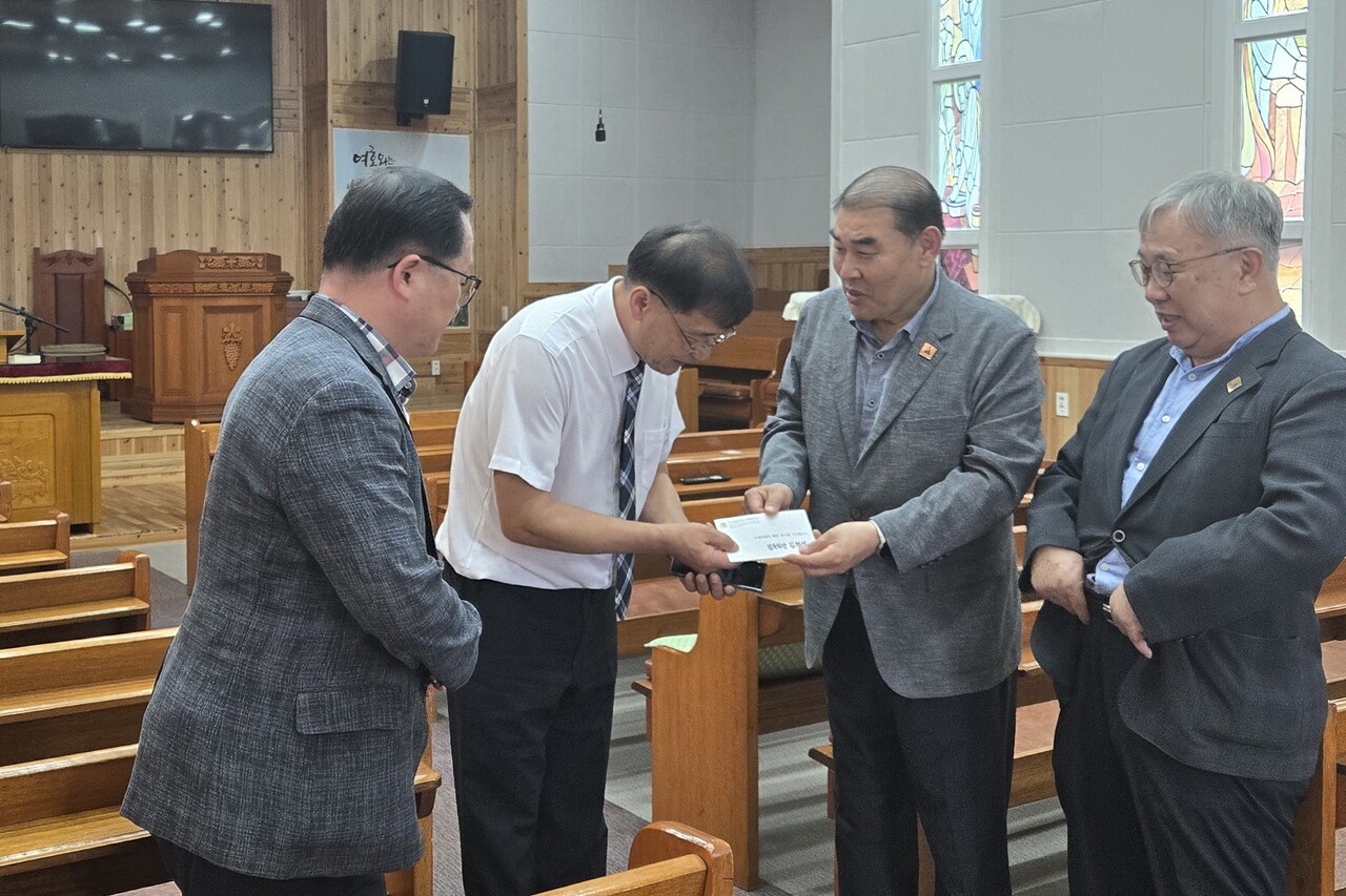 문영배 총무(오른쪽에서 2번째)가 김정석 감독회장의 지원금을 고봉중앙교회 반은섭 목사(오른쪽에서 3번째)에게 전달하고 있다.