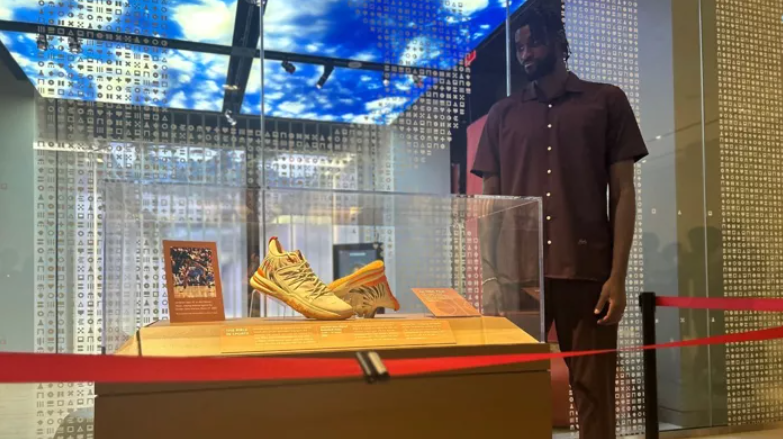 조너선 아이작이 워싱턴 D.C.에 있는 성경박물관에서 전시된 자신의 사인이 담긴 ‘주다 1(Judah 1)’ 운동화 공개식에 참여했다