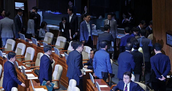 국민의힘 의원들이 27일 오후 서울 여의도 국회에서 열린 제428회국회(임시회) 제3차 본회의에서 국민의힘 추천 몫 국가인권위원회(인권위) 위원 선출안이 부결되자 항의하며 본회의장을 나가고 있다.