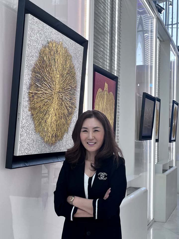 자신의 작품들 앞에 선 서숙양 작가. ⓒ주최 측 제공