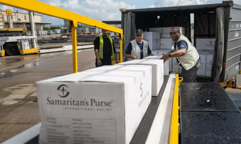 사마리안퍼스(Samaritan’s Purse) 팀이 푸에르토리코로 공수된 구호 물자를 하역하고 있다