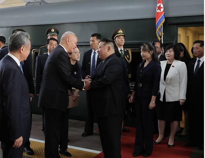 김정은 북한 국무위원장이 중국 수도 베이징 베이징역에 2일 도착한 뒤 차이치 중국공산당 중앙서기처 서기(당 중앙정치국 상무위원)의 환대를 받고 있다. 뒤쪽으로 딸 김주애가 서 있는 모습이 보인다. 사진은 조선중앙통신을 캡처한 것이다.