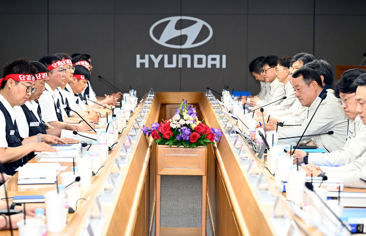 현대자동차 노사가 지난 6월18일 울산공장 본관 동행룸에서 2025년 임금 및 단체협약을 위한 상견례를 하고 있다. ⓒ현대차