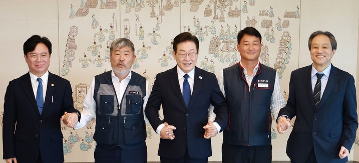 이재명 대통령이 4일 서울 용산 대통령실 청사에서 열린 양대 노총 위원장과 오찬 간담회에서 양경수(왼쪽 네번째) 민주노총 위원장, 김동명(왼쪽 두번째) 한국노총 위원장과 기념촬영을 하고 있다. ⓒ뉴시