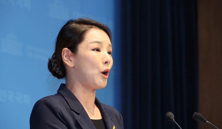 강미정 조국혁신당 대변인이 4일 서울 여의도 국회 소통관에서 당내 성비위 의혹과 관련한 탈당 기자회견을 하고 있다. ⓒ뉴시스