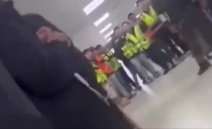 4일(현지시간) 미국 조지아주 엘라벨에 있는 현대차그룹 생산단지 내 전기차 배터리 공장 건설 현장에 미국 이민당국 직원들이 들이닥쳐 통제하는 모습.