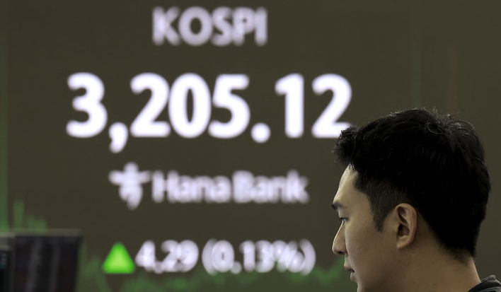 5일 서울 중구 하나은행 딜링룸에서 직원들이 업무를 보고 있다.코스피는 전 거래일(3200.83)보다 4.29포인트(0.13%) 오른 3205.12에, 코스닥 지수는 전 거래일(805.42)보다 5.98포인트(0.74%) 상승한 811.40에 거래를 종료했다.서울 외환시장에서 원·달러 환율은 전 거래일(1392.5원)보다 1.5원 내린 1391.0원에 주간 거래를 마감했다.