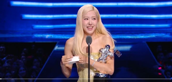 수상 직후 소감을 말하고 있는 가수 로제. ⓒMTV 엑스 캡처