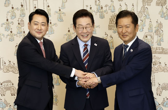 이재명 대통령이 8일 서울 용산 대통령실 청사에서 열린 여야 지도부 오찬 회동에서 정청래 더불어민주당 대표, 장동혁 국민의힘 대표와 기념촬영을 하고 있다. ⓒ뉴시스