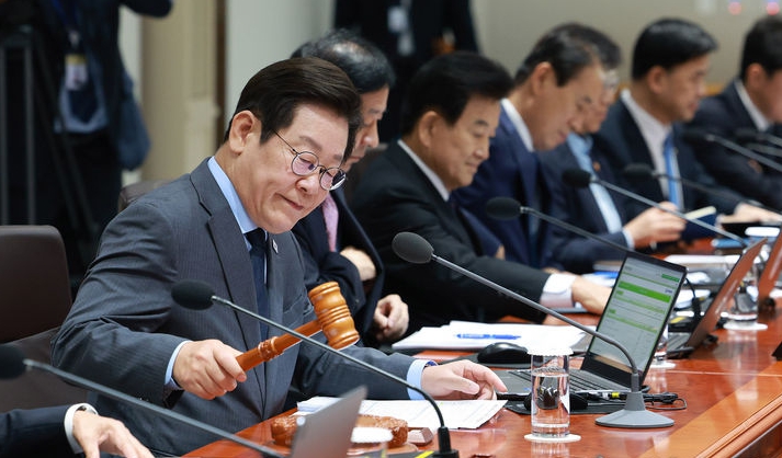 이재명 대통령이 9일 서울 용산 대통령실 청사에서 열린 제41회 국무회의에서 의사봉을 두드리며 개회 선언을 하고 있다. ⓒ뉴시스