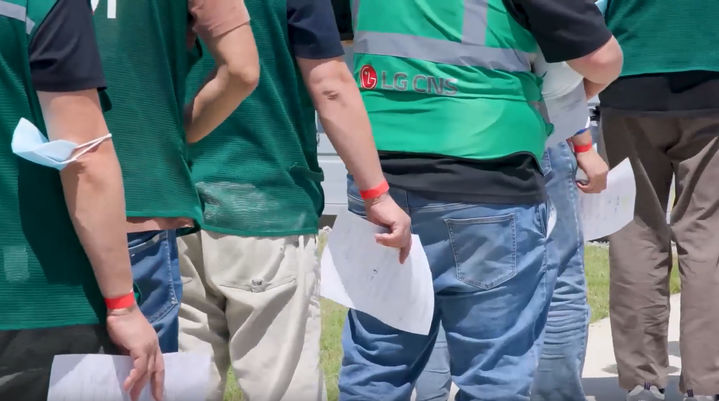 미국 이민 단속 당국이 홈페이지를 통해 지난 4일(현지시간) 조지아주 현대차그룹-LG에너지솔루션의 합작 배터리 공장 건설현장에서 벌인 불법체류·고용 단속 현장 영상을 홈페이지를 통해 공개했다. ⓒICE 홈페이지 영상 캡쳐