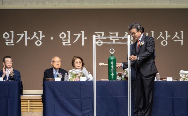 제35회 일가상 사회공익부문 수상자인 송길원 목사가 시상식에서 개척의 종을 치고 있다. 