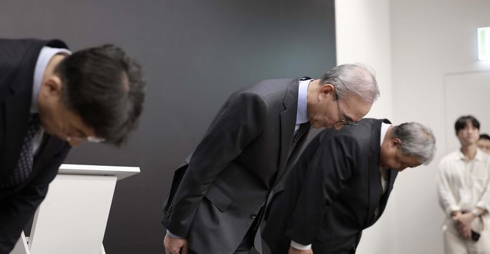 김영섭(가운데) KT 대표이사가 최근 서울 종로구 KT 광화문빌딩 웨스트 사옥에서 소액결제 피해 관련 기자 브리핑에 앞서 고개 숙여 사과하던 모습. ⓒ뉴시스