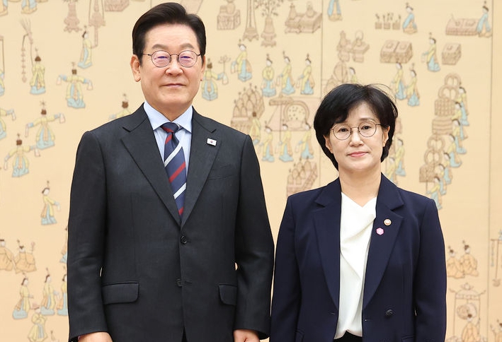 이재명 대통령이 15일 서울 용산 대통령실 청사에서 열린 임명장 수여식에서 원민경 여성가족부 장관에게 임명장을 수여한 뒤 기념촬영을 하고 있다. 