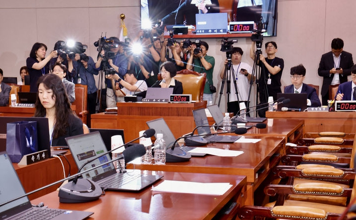 16일 오전 서울 여의도 국회에서 열린 법제사법위원회 전체회의에서 나경원 국민의힘 의원 간사 선임의 건이 여당 의원들의 반대로 부결되고 있다. ⓒ뉴시스