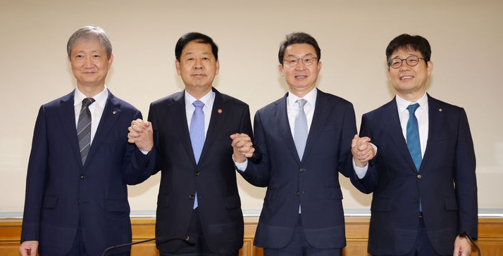 18일 오전 서울 중구 은행회관에서 열린 확대 거시경제금융회의에서 이찬진(왼쪽부터) 금융감독원장, 구윤철 경제부총리 겸 기획재정부 장관, 이억원 금융위원장, 유상대 한국은행 부총재가 기념촬영하고 있다. ⓒ뉴시스