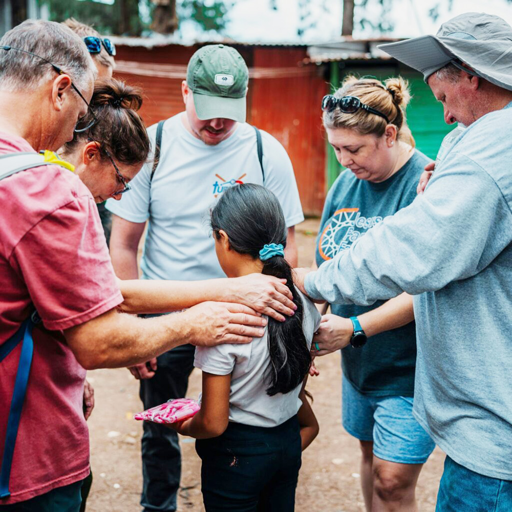 현지인의 문화적, 정서적 의미를 이해한 후 복음적 대화로 연결하려는 노력이 필요하다.