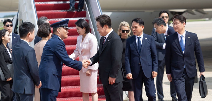 한미 정상회담을 위해 미국을 방문한 이재명 대통령과 김혜경 여사가 24일(현지 시간) 워싱턴DC 앤드루스 공군기지에 도착해 조슈아 킴 대령과 악수하고 있다.