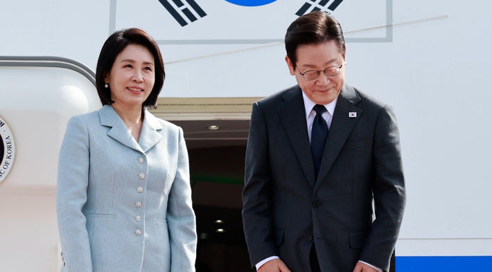 유엔 총회에 참석하는 이재명 대통령이 22일 경기 성남 서울공항에서 김혜경 여사와 출국하며 인사하고 있다. ⓒ뉴시스