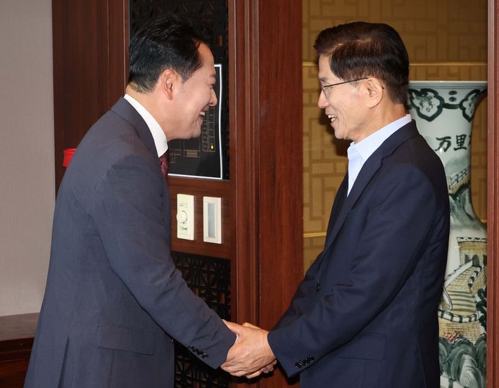 장동혁 국민의힘 대표가 23일 서울 여의도의 한 음식점에서 김문수 전 대선후보와 오찬에 앞서 인사를 나누고 있다. ⓒ뉴시스