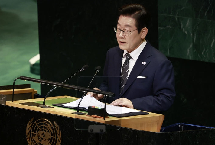 이재명 대통령이 23일(현지 시간) 미국 뉴욕 유엔 본부에서 열린 제80차 유엔 총회에서 기조연설을 하고 있다. 