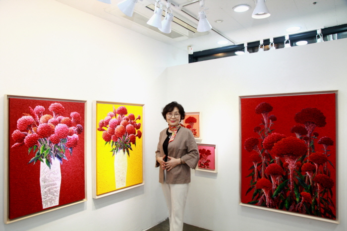 자신의 작품들 앞에 선 김숙 작가. ⓒ주최 측 제공