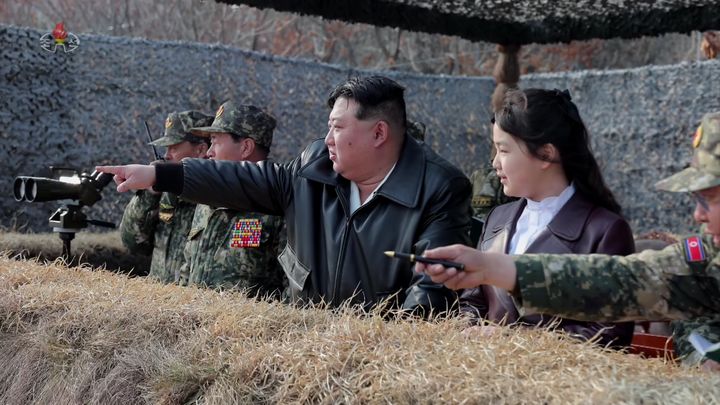 김정은 국무위원장과 딸 주애가 지난해 3월 15일 조선인민군 항공육전병부대의 훈련을 지도했다고 조선중앙TV가 16일 보도했다. 사진은 조선중앙TV 캡처. ⓒ뉴시스김정은 국무위원장과 딸 주애가 지난해 3월 15일 조선인민군 항공육전병부대의 훈련을 지도했다고 조선중앙TV가 16일 보도했다. 사진은 조선중앙TV 캡처. ⓒ뉴시스