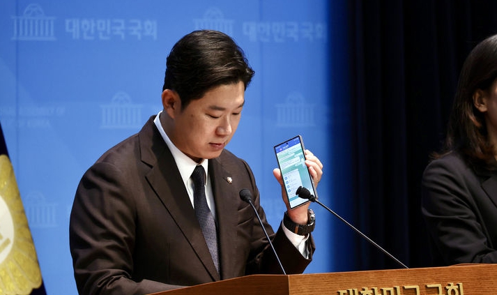 진종오 국민의힘 의원이 30일 오전 서울 여의도 국회 소통관에서 '민주당의 종교단체 신도 3천명 경선 활용 시도 의혹 제기 기자회견'에서 녹취록을 재생하고 있다. 