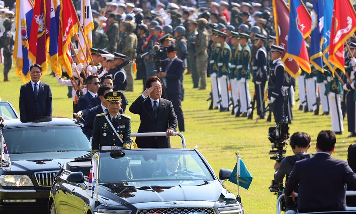 이재명 대통령이 1일 충남 계룡대에서 열린 건군 77주년 국군의 날 기념식에서 열병하고 있다. ⓒ뉴시스