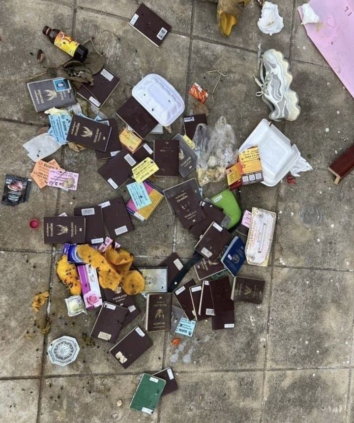 캄보디아의 한 쓰레기통에서 발견된 외국인 여권 다수 모습.