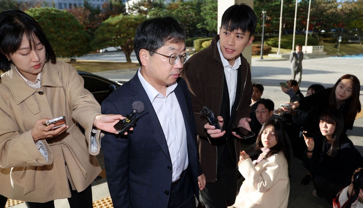 대장동 사건 항소 포기를 두고 검찰 조직 내부에서 거센 반발이 이어지고 있는 가운데 노만석 검찰총장 직무대행이 10일 오전 서울 서초구 대검찰청으로 출근하고 있다. 