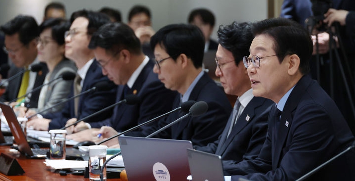 이재명 대통령이 11일 서울 용산 대통령실 청사에서 열린 국무회의에서 발언하고 있다. 