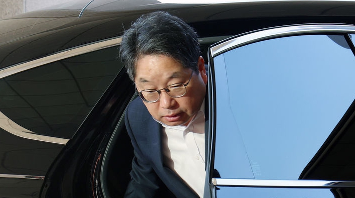 노만석 검찰총장 직무대행이 12일 오전 서울 서초구 대검찰청으로 출근하고