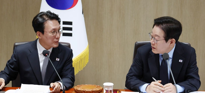 이재명 대통령과 김민석 국무총리가 지난 11일 서울 용산 대통령실 청사에서 열린 국무회의에서 대화하고 있다.