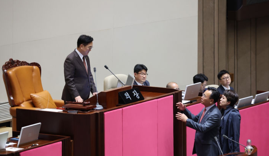 유상범 국민의힘 원내운영수석부대표와 김은혜 원내정책수석부대표가 13일 오후 제429회 국회(정기회) 제12차 본회의에서 국토교통위원회 소관 법률안 처리 순서에 김윤덕 국토교통부 장관이 불출석하자 우원식 국회의장에게 항의하고 있다. 