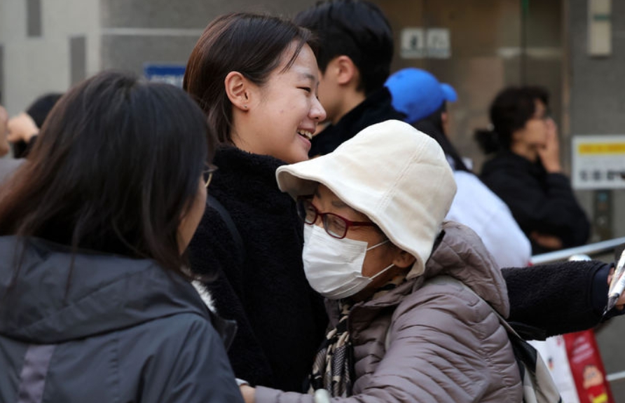 2026학년도 대학수학능력시험을 마친 수험생이 13일 오후 서울 마포구 홍익대학교사범대학부속여자고등학교에서 가족과 인사를 나누고 있다. 