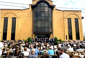 지난 8월, 폐쇄된 쿠르가닌스크 교회협의회 침례교회 건물 밖에서 사람들이 모여 예배를 드렸다