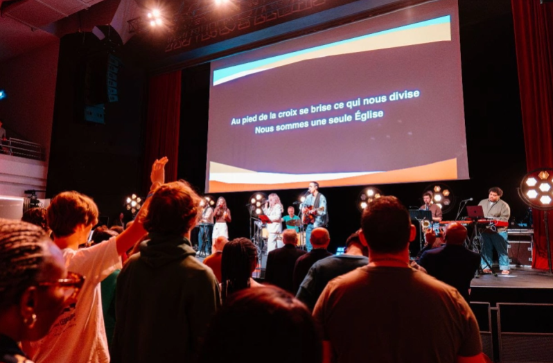 프랑스 전역에서 약 500개의 복음주의 교회가 참여한 대규모 연합 예배가 진행되고 있는 모습