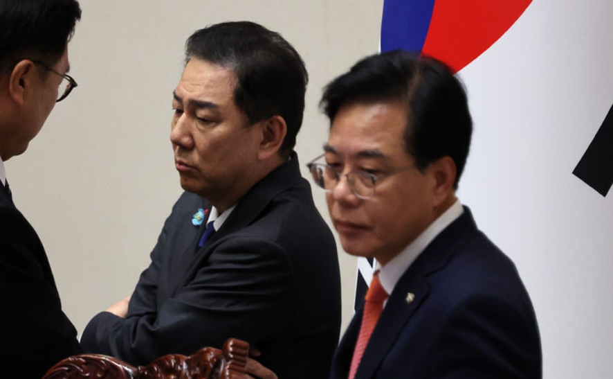 우원식 국회의장과 김병기 더불어민주당 원내대표, 송언석 국민의힘 원내대표가 25일 오후 서울 여의도 국회에서 열린 본회의에서 신속처리안건 지정동의의 건 투표수가 명패수보다 많은 것에 대하여 대화하고 있다.우원식 국회의장과 김병기 더불어민주당 원내대표, 송언석 국민의힘 원내대표가 25일 오후 서울 여의도 국회에서 열린 본회의에서 신속처리안건 지정동의의 건 투표수가 명패수보다 많은 것에 대하여 대화하고 있다.