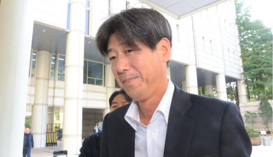 대장동 개발 비리 의혹 사건에 연루돼 특정경제범죄 가중처벌법상 배임 등 혐의로 기소된 남욱 변호사가 지난달 31일 서울 서초구 서울중앙지방법원에서 열린 1심 선고공판에 출석하고 있다.