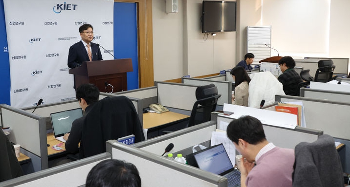 권남훈 산업연구원(KIET)장이 24일 세종시 정부세종청사에서 2026년 경제·산업 전망을 브리핑 하고 있다. ⓒ뉴시스