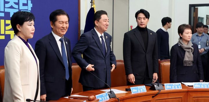 정청래 더불어민주당 대표와 최고위원들이 24일 오전 서울 여의도 국회에서 열린 최고위원회의에서 인사 준비를 하고 있다. ⓒ뉴시스